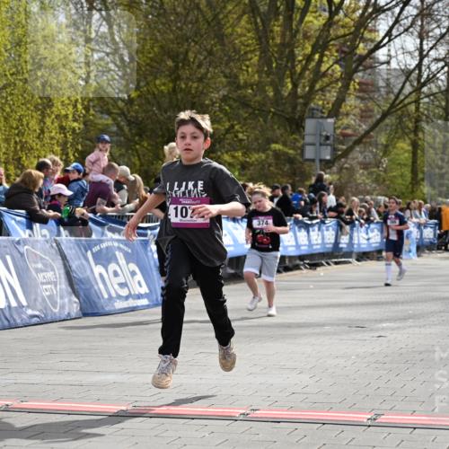 12.04.2026 - 45. Internationalen Wilhelmsburger Insellauf J. Mangold http://msf.ph/oto/9524506 12.04.2026 14:51:24 Ziel 358, 1072, 374 meine-sportfotos.de