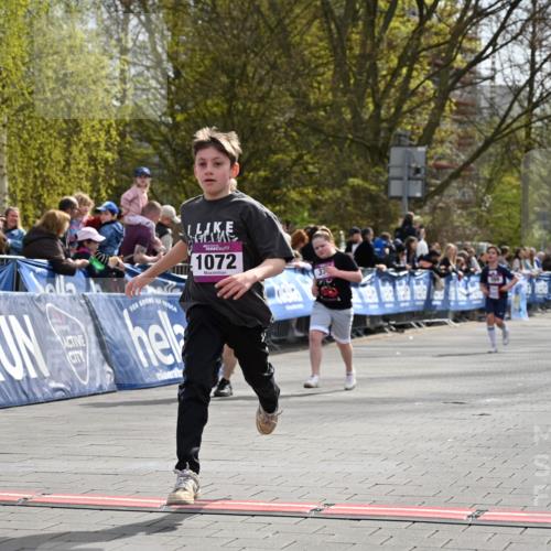 12.04.2026 - 45. Internationalen Wilhelmsburger Insellauf J. Mangold http://msf.ph/oto/9524507 12.04.2026 14:51:24 Ziel 358, 1072, 374 meine-sportfotos.de