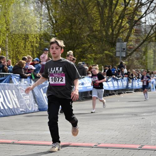 12.04.2026 - 45. Internationalen Wilhelmsburger Insellauf J. Mangold http://msf.ph/oto/9524508 12.04.2026 14:51:24 Ziel 358, 1072, 374 meine-sportfotos.de