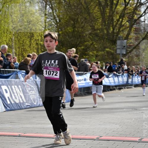 12.04.2026 - 45. Internationalen Wilhelmsburger Insellauf J. Mangold http://msf.ph/oto/9524509 12.04.2026 14:51:24 Ziel 358, 1072, 374 meine-sportfotos.de