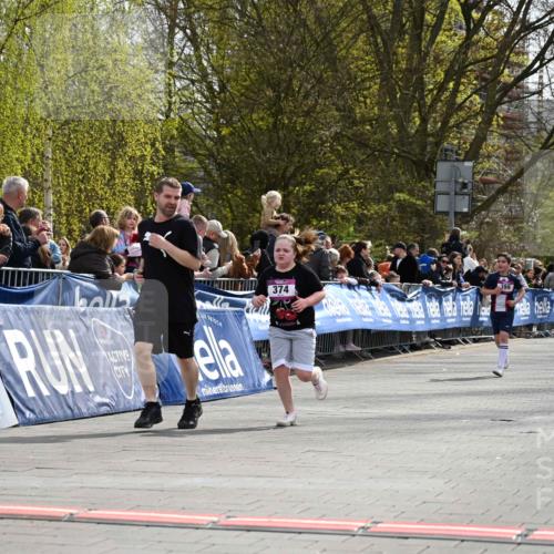 12.04.2026 - 45. Internationalen Wilhelmsburger Insellauf J. Mangold http://msf.ph/oto/9524513 12.04.2026 14:51:25 Ziel 358, 1072, 374 meine-sportfotos.de