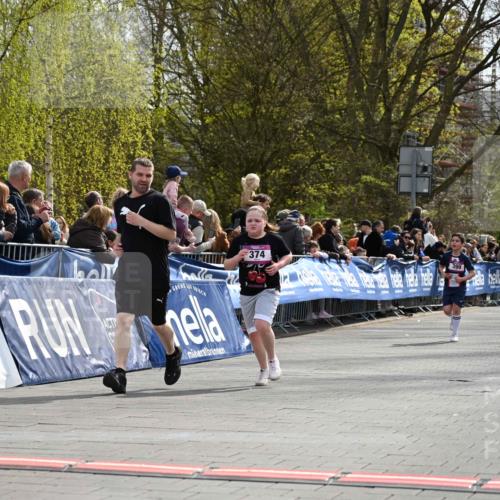 12.04.2026 - 45. Internationalen Wilhelmsburger Insellauf J. Mangold http://msf.ph/oto/9524514 12.04.2026 14:51:25 Ziel 358, 1072, 374 meine-sportfotos.de