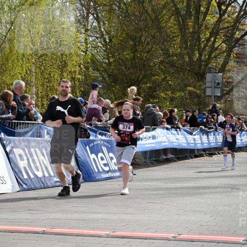 12.04.2026 - 45. Internationalen Wilhelmsburger Insellauf J. Mangold http://msf.ph/oto/9524516 12.04.2026 14:51:25 Ziel 358, 1072, 374 meine-sportfotos.de