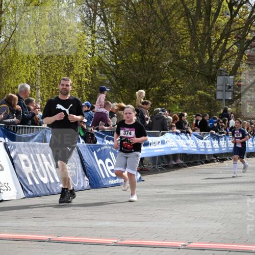 12.04.2026 - 45. Internationalen Wilhelmsburger Insellauf J. Mangold http://msf.ph/oto/9524517 12.04.2026 14:51:25 Ziel 358, 1072, 374 meine-sportfotos.de