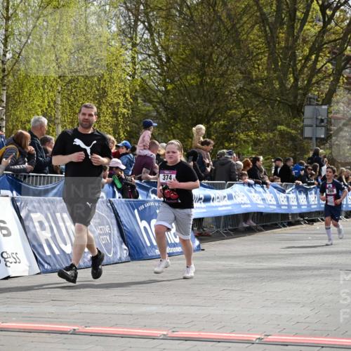 12.04.2026 - 45. Internationalen Wilhelmsburger Insellauf J. Mangold http://msf.ph/oto/9524518 12.04.2026 14:51:25 Ziel 358, 1072, 374 meine-sportfotos.de