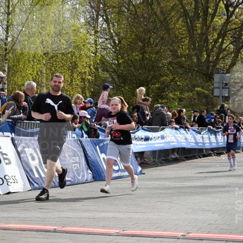 12.04.2026 - 45. Internationalen Wilhelmsburger Insellauf J. Mangold http://msf.ph/oto/9524519 12.04.2026 14:51:25 Ziel 358, 1072, 374 meine-sportfotos.de
