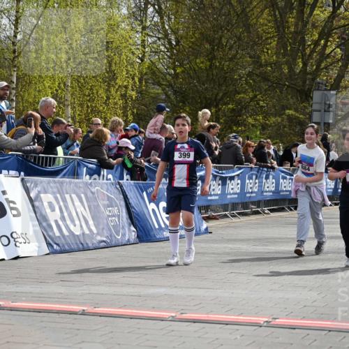 12.04.2026 - 45. Internationalen Wilhelmsburger Insellauf J. Mangold http://msf.ph/oto/9524522 12.04.2026 14:51:29 Ziel 374, 390, 399, 884, 648 meine-sportfotos.de