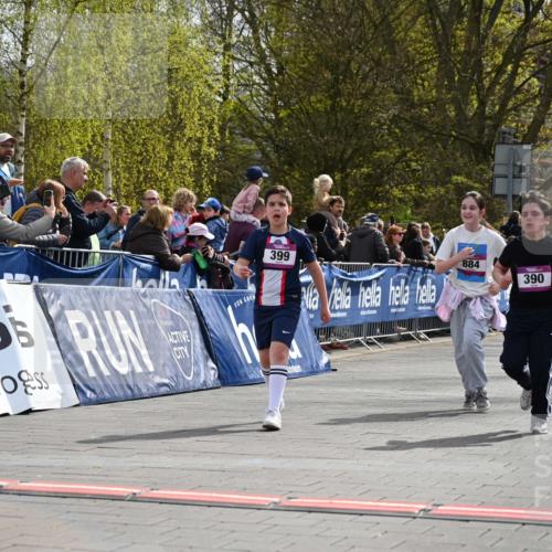 12.04.2026 - 45. Internationalen Wilhelmsburger Insellauf J. Mangold http://msf.ph/oto/9524525 12.04.2026 14:51:29 Ziel 374, 390, 399, 884, 648 meine-sportfotos.de