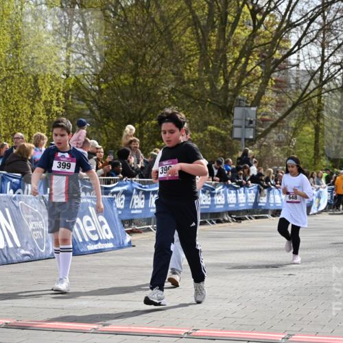 12.04.2026 - 45. Internationalen Wilhelmsburger Insellauf J. Mangold http://msf.ph/oto/9524529 12.04.2026 14:51:30 Ziel 374, 390, 399, 884, 648 meine-sportfotos.de