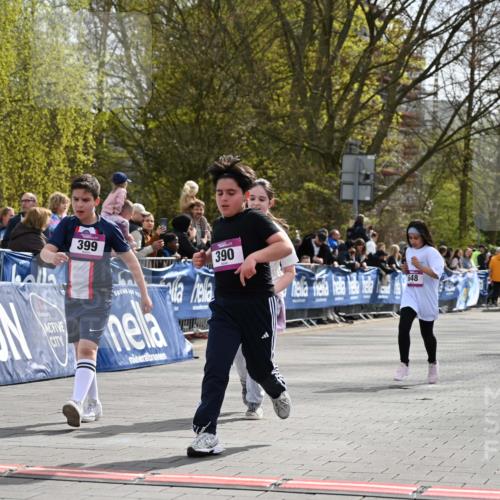 12.04.2026 - 45. Internationalen Wilhelmsburger Insellauf J. Mangold http://msf.ph/oto/9524530 12.04.2026 14:51:30 Ziel 374, 390, 399, 884, 648 meine-sportfotos.de