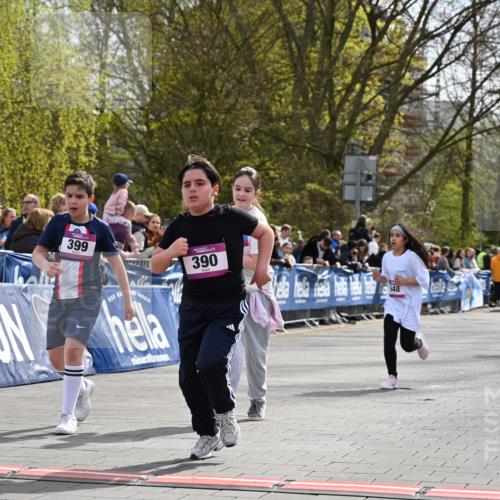 12.04.2026 - 45. Internationalen Wilhelmsburger Insellauf J. Mangold http://msf.ph/oto/9524532 12.04.2026 14:51:30 Ziel 374, 390, 399, 884, 648 meine-sportfotos.de
