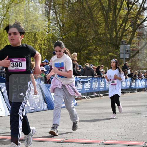 12.04.2026 - 45. Internationalen Wilhelmsburger Insellauf J. Mangold http://msf.ph/oto/9524534 12.04.2026 14:51:31 Ziel 390, 399, 884, 648, 1071 meine-sportfotos.de