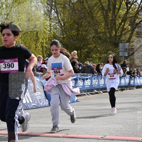 12.04.2026 - 45. Internationalen Wilhelmsburger Insellauf J. Mangold http://msf.ph/oto/9524535 12.04.2026 14:51:31 Ziel 390, 399, 884, 648, 1071 meine-sportfotos.de