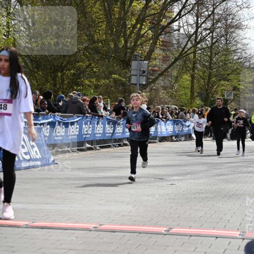12.04.2026 - 45. Internationalen Wilhelmsburger Insellauf J. Mangold http://msf.ph/oto/9524544 12.04.2026 14:51:33 Ziel 390, 399, 884, 648, 1071 meine-sportfotos.de