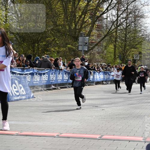 12.04.2026 - 45. Internationalen Wilhelmsburger Insellauf J. Mangold http://msf.ph/oto/9524546 12.04.2026 14:51:33 Ziel 390, 399, 884, 648, 1071 meine-sportfotos.de