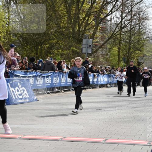 12.04.2026 - 45. Internationalen Wilhelmsburger Insellauf J. Mangold http://msf.ph/oto/9524548 12.04.2026 14:51:33 Ziel 390, 399, 884, 648, 1071 meine-sportfotos.de