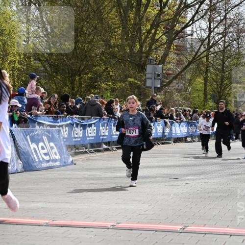 12.04.2026 - 45. Internationalen Wilhelmsburger Insellauf J. Mangold http://msf.ph/oto/9524550 12.04.2026 14:51:34 Ziel 390, 399, 884, 648, 1071, 523, 363 meine-sportfotos.de