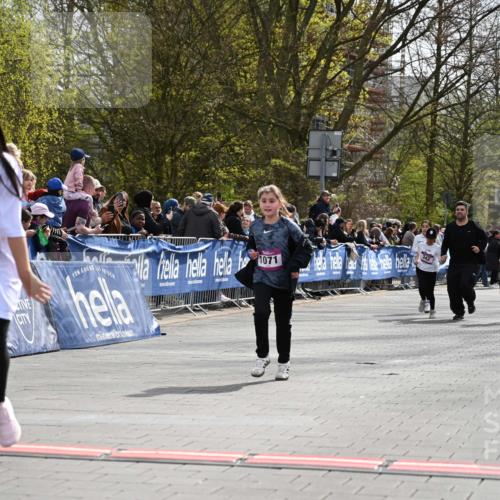 12.04.2026 - 45. Internationalen Wilhelmsburger Insellauf J. Mangold http://msf.ph/oto/9524551 12.04.2026 14:51:34 Ziel 390, 399, 884, 648, 1071, 523, 363 meine-sportfotos.de