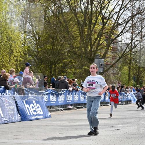 12.04.2026 - 45. Internationalen Wilhelmsburger Insellauf J. Mangold http://msf.ph/oto/9524577 12.04.2026 14:51:44 Ziel 505, 891, 512 meine-sportfotos.de