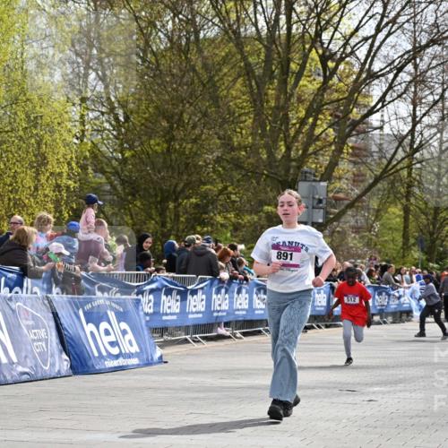 12.04.2026 - 45. Internationalen Wilhelmsburger Insellauf J. Mangold http://msf.ph/oto/9524578 12.04.2026 14:51:44 Ziel 505, 891, 512 meine-sportfotos.de