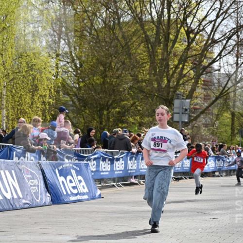 12.04.2026 - 45. Internationalen Wilhelmsburger Insellauf J. Mangold http://msf.ph/oto/9524580 12.04.2026 14:51:44 Ziel 505, 891, 512 meine-sportfotos.de