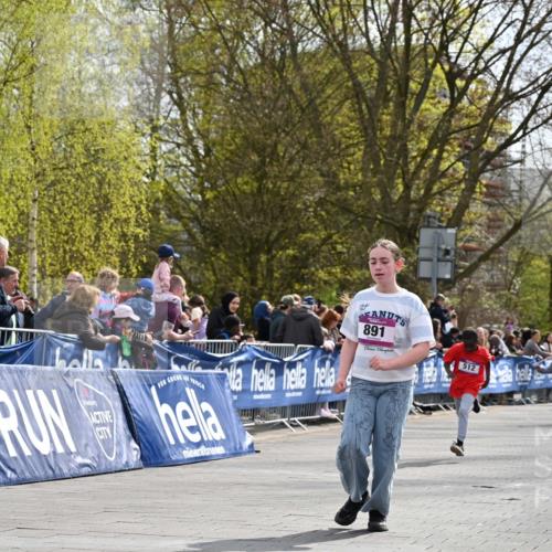 12.04.2026 - 45. Internationalen Wilhelmsburger Insellauf J. Mangold http://msf.ph/oto/9524581 12.04.2026 14:51:44 Ziel 505, 891, 512 meine-sportfotos.de