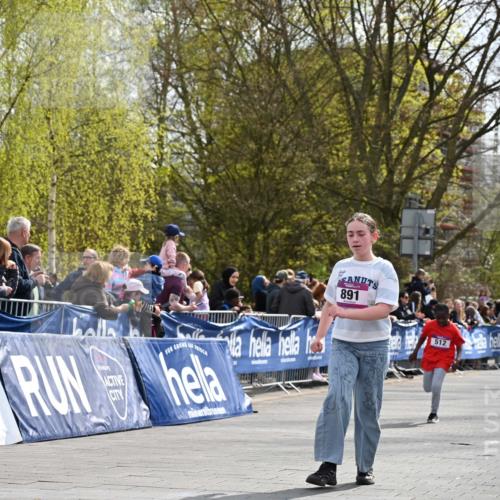 12.04.2026 - 45. Internationalen Wilhelmsburger Insellauf J. Mangold http://msf.ph/oto/9524582 12.04.2026 14:51:44 Ziel 505, 891, 512 meine-sportfotos.de