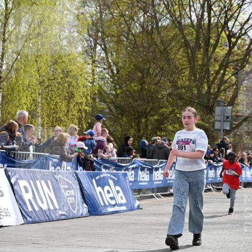 12.04.2026 - 45. Internationalen Wilhelmsburger Insellauf J. Mangold http://msf.ph/oto/9524583 12.04.2026 14:51:44 Ziel 505, 891, 512 meine-sportfotos.de