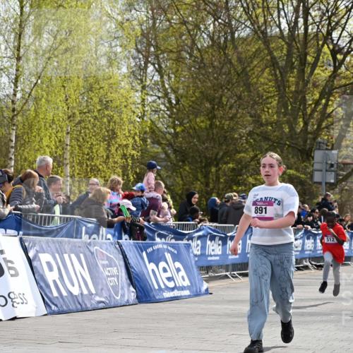 12.04.2026 - 45. Internationalen Wilhelmsburger Insellauf J. Mangold http://msf.ph/oto/9524584 12.04.2026 14:51:44 Ziel 505, 891, 512 meine-sportfotos.de