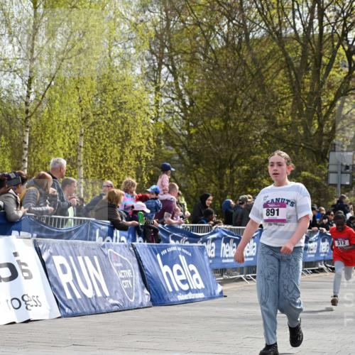 12.04.2026 - 45. Internationalen Wilhelmsburger Insellauf J. Mangold http://msf.ph/oto/9524585 12.04.2026 14:51:44 Ziel 505, 891, 512 meine-sportfotos.de