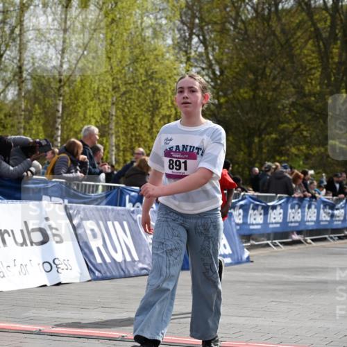 12.04.2026 - 45. Internationalen Wilhelmsburger Insellauf J. Mangold http://msf.ph/oto/9524588 12.04.2026 14:51:46 Ziel 891, 512, 394 meine-sportfotos.de