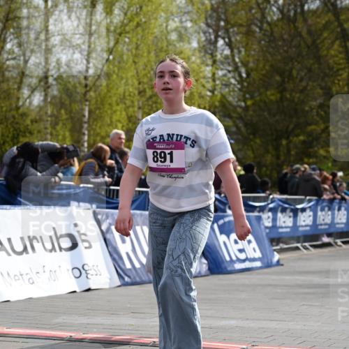 12.04.2026 - 45. Internationalen Wilhelmsburger Insellauf J. Mangold http://msf.ph/oto/9524592 12.04.2026 14:51:46 Ziel 891, 512, 394 meine-sportfotos.de
