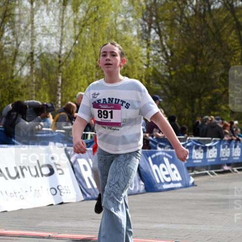 12.04.2026 - 45. Internationalen Wilhelmsburger Insellauf J. Mangold http://msf.ph/oto/9524593 12.04.2026 14:51:46 Ziel 891, 512, 394 meine-sportfotos.de