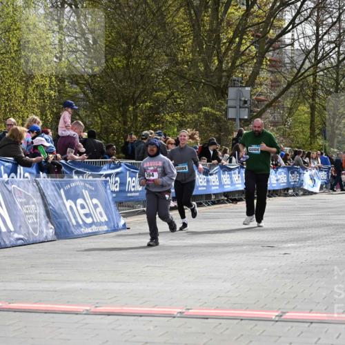 12.04.2026 - 45. Internationalen Wilhelmsburger Insellauf J. Mangold http://msf.ph/oto/9524594 12.04.2026 14:51:49 Ziel 891, 512, 394 meine-sportfotos.de