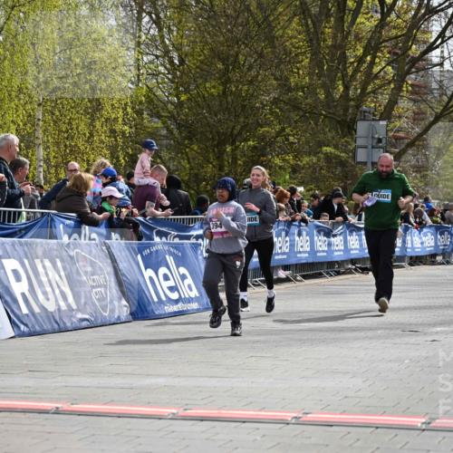 12.04.2026 - 45. Internationalen Wilhelmsburger Insellauf J. Mangold http://msf.ph/oto/9524599 12.04.2026 14:51:49 Ziel 891, 512, 394 meine-sportfotos.de