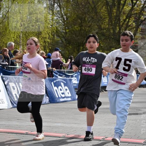 12.04.2026 - 45. Internationalen Wilhelmsburger Insellauf J. Mangold http://msf.ph/oto/9524642 12.04.2026 14:52:03 Ziel 520, 350, 892, 490, 114 meine-sportfotos.de