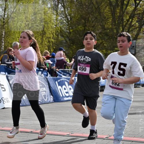 12.04.2026 - 45. Internationalen Wilhelmsburger Insellauf J. Mangold http://msf.ph/oto/9524643 12.04.2026 14:52:03 Ziel 520, 350, 892, 490, 114 meine-sportfotos.de