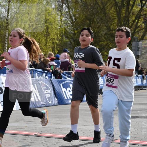 12.04.2026 - 45. Internationalen Wilhelmsburger Insellauf J. Mangold http://msf.ph/oto/9524644 12.04.2026 14:52:03 Ziel 520, 350, 892, 490, 114 meine-sportfotos.de