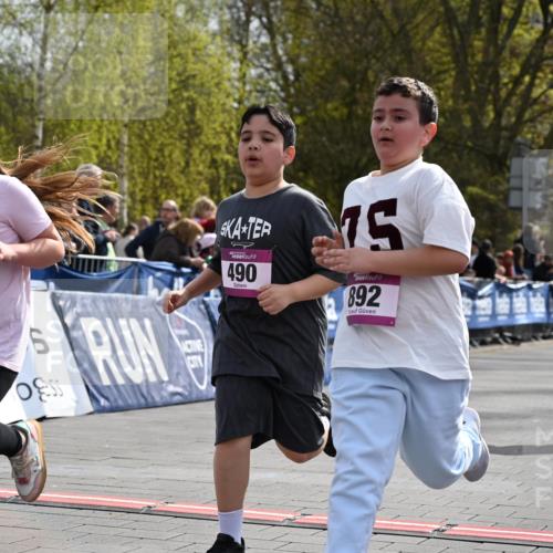 12.04.2026 - 45. Internationalen Wilhelmsburger Insellauf J. Mangold http://msf.ph/oto/9524646 12.04.2026 14:52:03 Ziel 520, 350, 892, 490, 114 meine-sportfotos.de