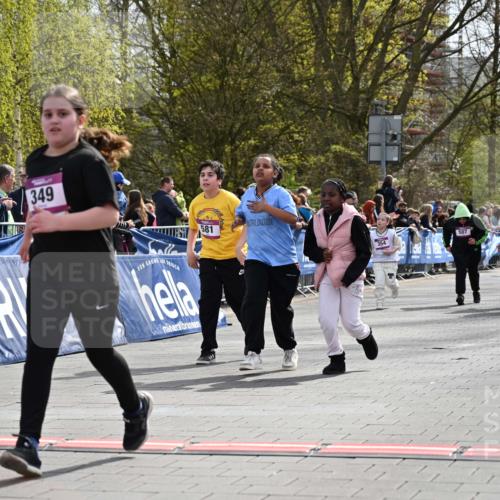 12.04.2026 - 45. Internationalen Wilhelmsburger Insellauf J. Mangold http://msf.ph/oto/9524684 12.04.2026 14:52:18 Ziel 349, 581 meine-sportfotos.de