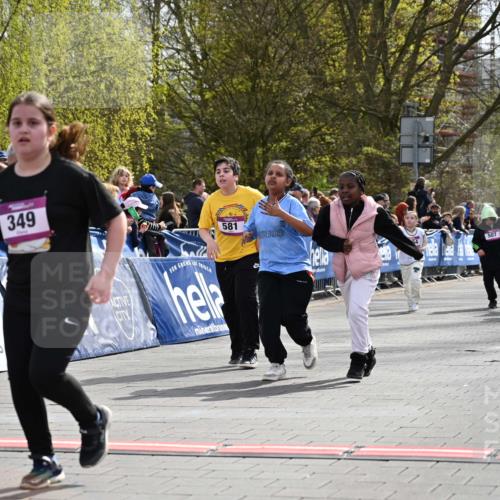 12.04.2026 - 45. Internationalen Wilhelmsburger Insellauf J. Mangold http://msf.ph/oto/9524686 12.04.2026 14:52:18 Ziel 349, 581 meine-sportfotos.de