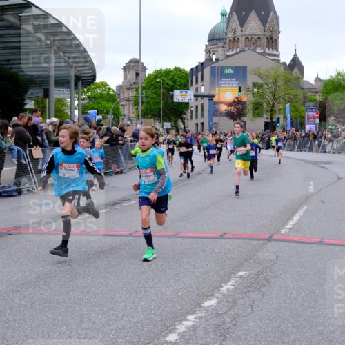 25.04.2026 - Das Zehntel Tim E. http://msf.ph/oto/9574722 25.04.2026 10:51:31 Ziel 5251, 5362, 5379, 5396, 5433, 5492, 5575, 5688, 5794, 5838, 6088, 6532, 6550, 6659, 6691, 6822, 6856, 6908, 6988, 7073, 7100, 7126, 7136, 7158, 7169, 7178, 7186, 7254, 7332, 7590, 7719, 7900, 7946, 7957, 7981 meine-sportfotos.de