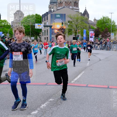 25.04.2026 - Das Zehntel Tim E. http://msf.ph/oto/9575174 25.04.2026 10:52:58 Ziel 5063, 5109, 5154, 5158, 5180, 5237, 5427, 5504, 5695, 5775, 5884, 5897, 5898, 5928, 6081, 6135, 6145, 6313, 6321, 6382, 6415, 6745, 7128, 7160, 7187, 7456, 7459, 7512, 7533, 7716, 7733, 7750, 7950, 7986 meine-sportfotos.de