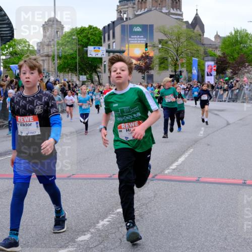 25.04.2026 - Das Zehntel Tim E. http://msf.ph/oto/9575176 25.04.2026 10:52:58 Ziel 5063, 5109, 5154, 5158, 5180, 5237, 5427, 5504, 5695, 5775, 5884, 5897, 5898, 5928, 6081, 6135, 6145, 6313, 6321, 6382, 6415, 6745, 7128, 7160, 7187, 7456, 7459, 7512, 7533, 7716, 7733, 7750, 7950, 7986 meine-sportfotos.de