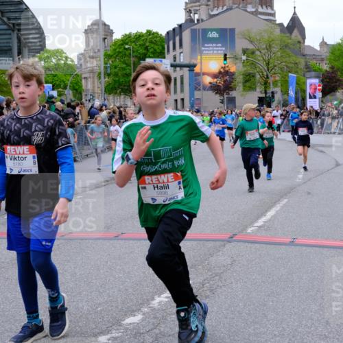 25.04.2026 - Das Zehntel Tim E. http://msf.ph/oto/9575178 25.04.2026 10:52:58 Ziel 5063, 5109, 5154, 5158, 5180, 5237, 5427, 5504, 5695, 5775, 5884, 5897, 5898, 5928, 6081, 6135, 6145, 6313, 6321, 6382, 6415, 6745, 7128, 7160, 7187, 7456, 7459, 7512, 7533, 7716, 7733, 7750, 7950, 7986 meine-sportfotos.de