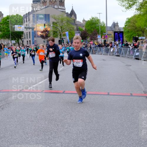 25.04.2026 - Das Zehntel Tim E. http://msf.ph/oto/9576360 25.04.2026 10:56:37 Ziel 3995, 5000, 5258, 5264, 5267, 5277, 5284, 5305, 5567, 5571, 5657, 5661, 5708, 5764, 5773, 5836, 5854, 6149, 6187, 6207, 6279, 6403, 6477, 6482, 6502, 6628, 6645, 6697, 6716, 6755, 6756, 6873, 6916, 7027, 7120, 7522, 7527, 7665, 7802, 8013, 8043, 8045 meine-sportfotos.de