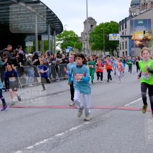 25.04.2026 - Das Zehntel Tim E. http://msf.ph/oto/9576529 25.04.2026 10:57:14 Ziel 5302, 5374, 5384, 5401, 5409, 5419, 5437, 5451, 5522, 5528, 5678, 5821, 5830, 5831, 6004, 6122, 6126, 6330, 6413, 6737, 6751, 6877, 6901, 7065, 7079, 7134, 7224, 7374, 7377, 7396, 7398, 7401, 7406, 7427, 7455, 7464, 7506, 7575, 7583, 7853, 7926, 7958, 7962, 7987 meine-sportfotos.de