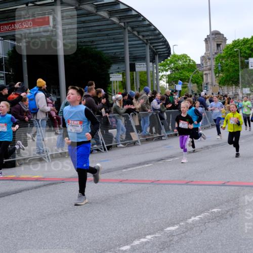 25.04.2026 - Das Zehntel Tim E. http://msf.ph/oto/9576683 25.04.2026 10:57:46 Ziel 5071, 5223, 5291, 5354, 5372, 5472, 5476, 5539, 5543, 5554, 5665, 5677, 5806, 5810, 5815, 5816, 5832, 5837, 6331, 6408, 6411, 6418, 6440, 6603, 6614, 6634, 6708, 6715, 6747, 6749, 6947, 7231, 7261, 7322, 7375, 7392, 7694, 7796, 7895, 8002, 8005 meine-sportfotos.de