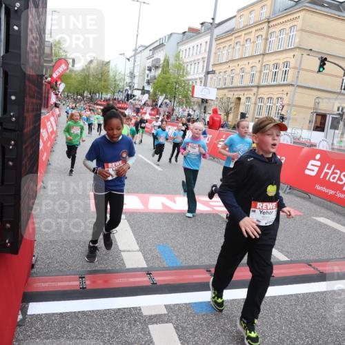25.04.2026 - Das Zehntel Strokosch-Dieckow http://msf.ph/oto/9617989 25.04.2026 10:56:31 Ziel 5099, 5226, 5367, 5420, 5443, 5505, 5576, 5696, 5721, 5791, 5978, 6010, 6025, 6067, 6093, 6586, 6871, 6876, 6884, 6952, 6953, 6965, 6999, 7115, 7132, 7228, 7518, 7702, 7715, 7759, 7835, 7849, 7903, 7970 meine-sportfotos.de