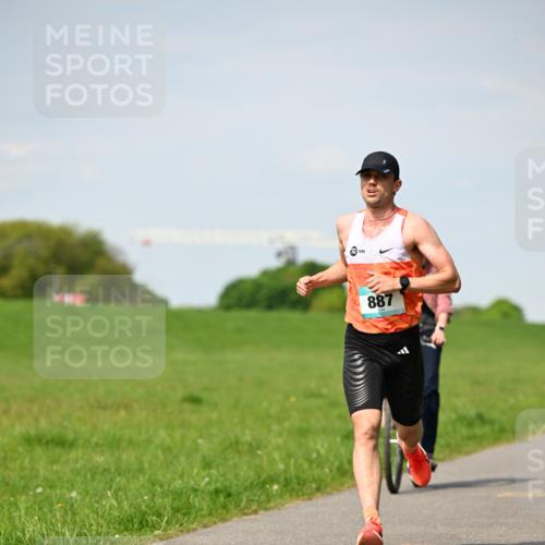 10.05.2026 - 8. Wedeler Halbmarathon Dr. Thomas Lammeyer http://msf.ph/oto/9690846 10.05.2026 11:08:04 Laufen 887 meine-sportfotos.de